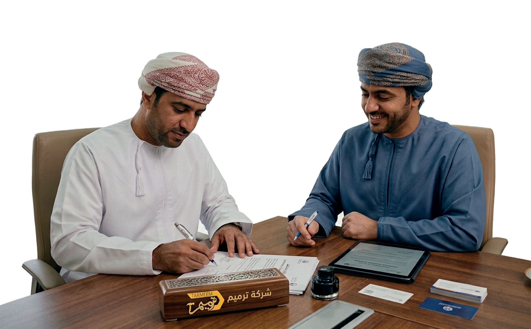 رجلان عُمانيان يوقّعان عقد صيانة على مكتب